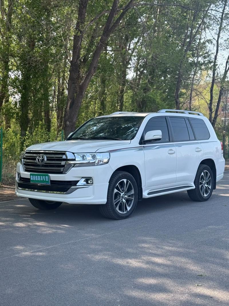 陆巡和兰德酷路泽是一款车吗／陆地巡洋舰和兰德酷路泽哪个贵