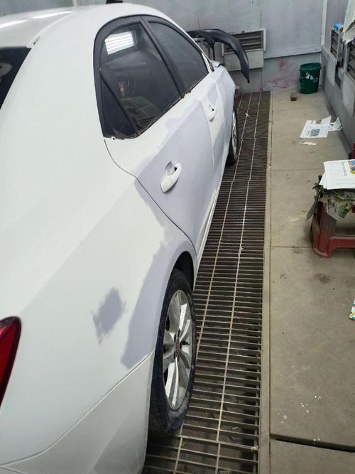 汽车钣金喷漆修复一般多少钱／汽车钣金喷漆处理大概多少钱